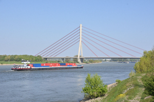 Blick auf die Rheinbrücke Wesel